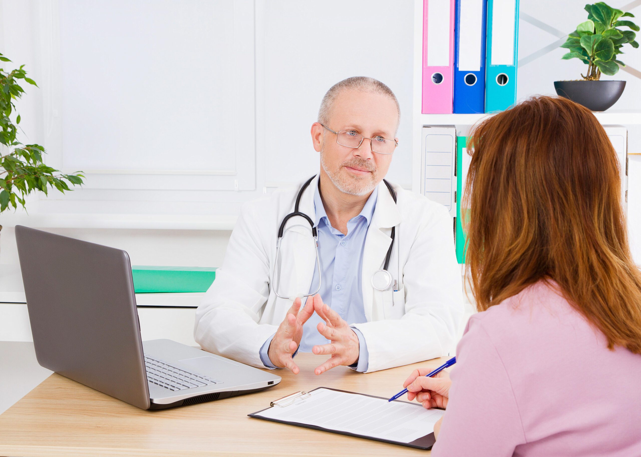 Doctor,Is,Talking,With,Woman,Patient,And,Sitting,In,Medical