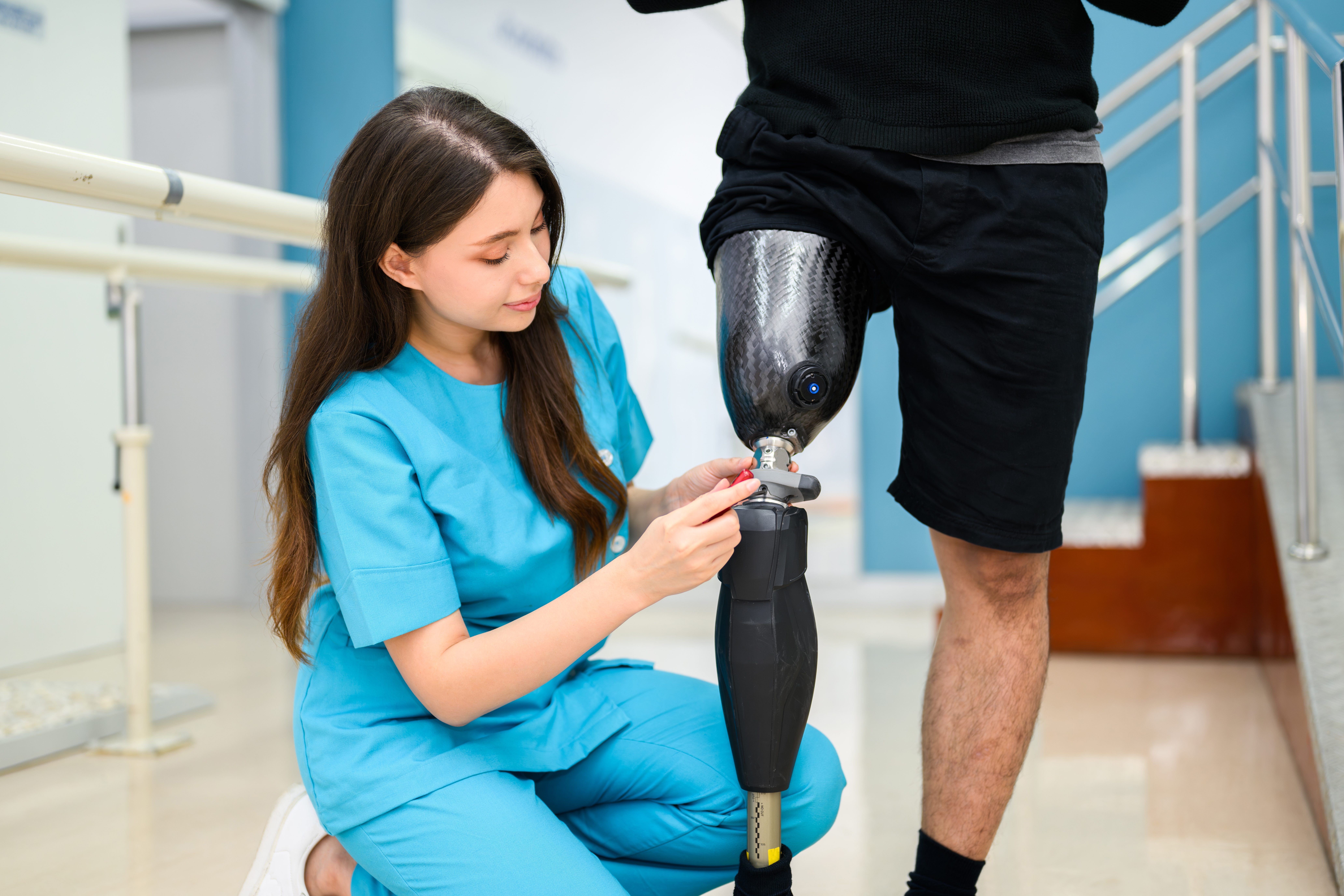 Physiotherapist,Adjusting,Prosthetic,Leg,Of,Patient,In,Hospital